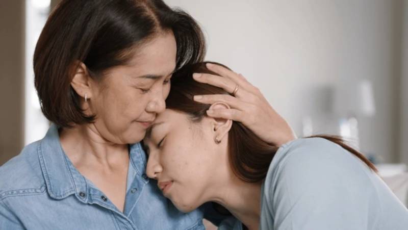 Mơ Nói Chuyện Với Mẹ Đã Chết Đánh Con Gì? Giải Mã Tâm Linh 6 Mơ Mẹ Ôm Bạn Khi Nói Chuyện